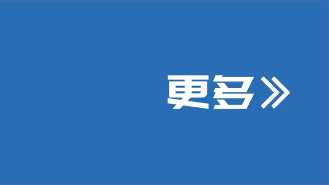 穆勒晒与妻子圣诞树前合照：祝大家圣诞快乐！